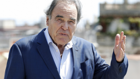 "HOĆE DA GA STRPAJU IZA REŠETAKA" Oliver Stoun stao u odbranu Trampa: Bajden je ratni huškač