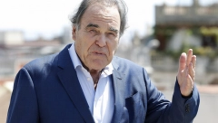 "HOĆE DA GA STRPAJU IZA REŠETAKA" Oliver Stoun stao u odbranu Trampa: Bajden je ratni huškač