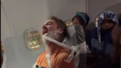 DRAMA U AVIONU: Dečka su vezali za sedište jer je spopadao stjuardesu, a kada su sleteli sačekalo ga je iznenađenje (VIDEO)