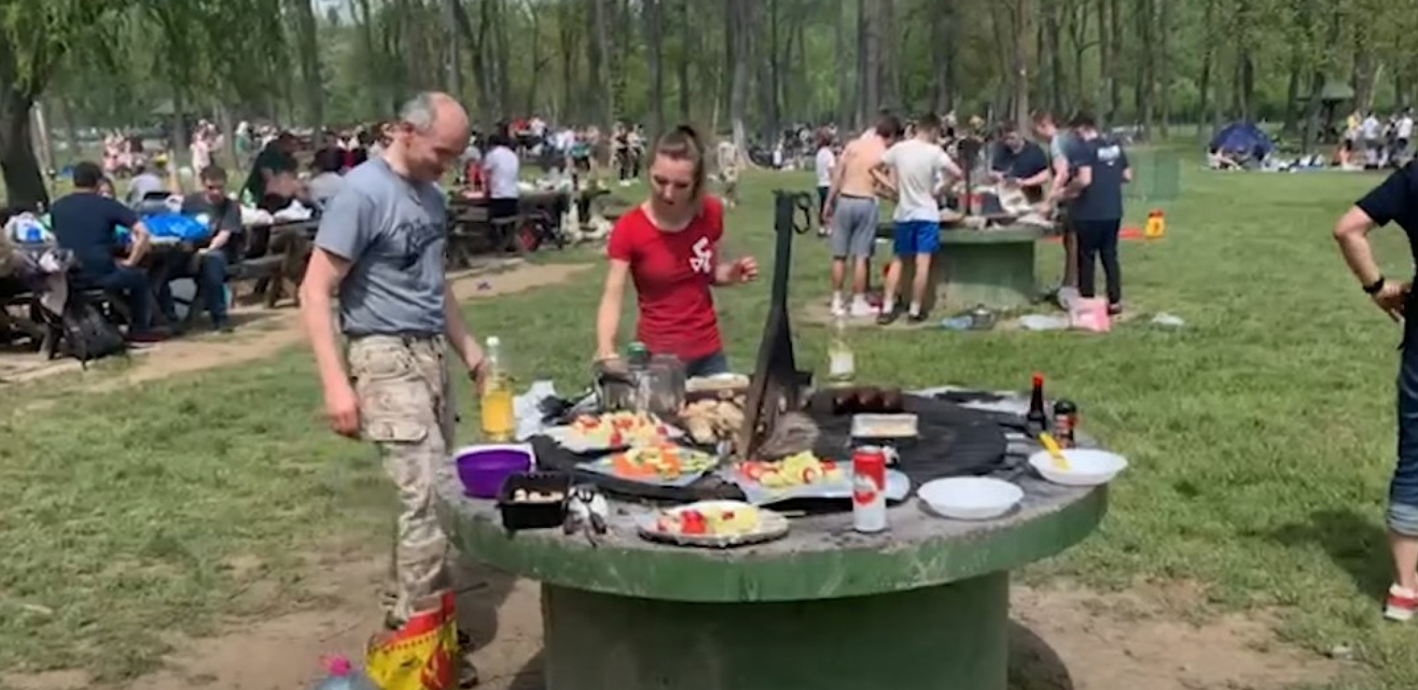 DA LI ROŠTILJANJE ZA 1. MAJ KVARI VASKRŠNJI POST? Brojni Srbi u dilemi, a sveštenik otkriva šta kažu CRKVENA pravila