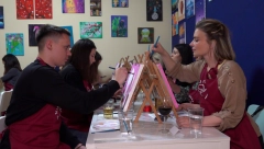 NOVINAR ALO! REDAKCIJE NA NEOBIČNOJ RADIONICI Boris je ušetao u prostoriju punu devojaka, a onda je dohvatio četkicu i započeo IZAZOV (VIDEO)