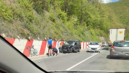 TEŠKA SAOBRAĆAJKA KOD LUČANA Lančani sudar, jedno vozilo od siline udara potpuno smrskano