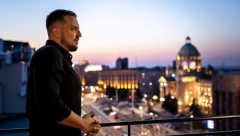 SLAB JE NA OPASNE MAŠINE Stefan Babić nije mogao da odoli dvotočkašu Dragane Mirković (FOTO)