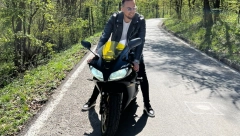 NAKON SNIMANJA SPOTA STEFAN JE ZAVRŠIO U BOLNICI  Pevač pao sa motora, zadobio povrede (FOTO)