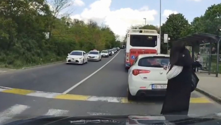 SNIMAK KOJI JE PODELIO JAVNOST Zamalo izbegnuta tragedija na pešačkom prelazu u Beogradu, a ko je u stvari kriv? (VIDEO)
