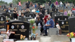 DANAS SE NA GROBLJE NOSI ČISTO CRVENO JAJE Evo zašto na Pobusani ponedeljak ne valja plakati