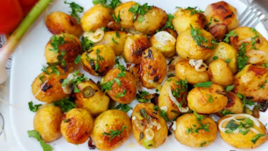 BAKA ZNA NAJBOLJE Mladi krompirići, spremljeni na ovaj način su lepši i slađi (VIDEO)