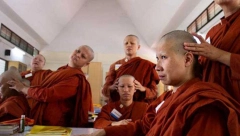 TERAPIJA TIBETANSKIH MONAHA ZA PODMLAĐIVANJE Odvojite 5 minuta svakog jutra i oslobodićete svih svih poremećaja i oboljenja