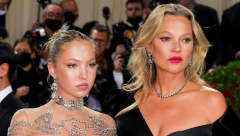 ĆERKA KEJT MOS SE POJAVILA U PROVIDNOJ HALJINI NA MET GALI Zbog jednog detalja je otkriveno da ima neizlečivu bolest