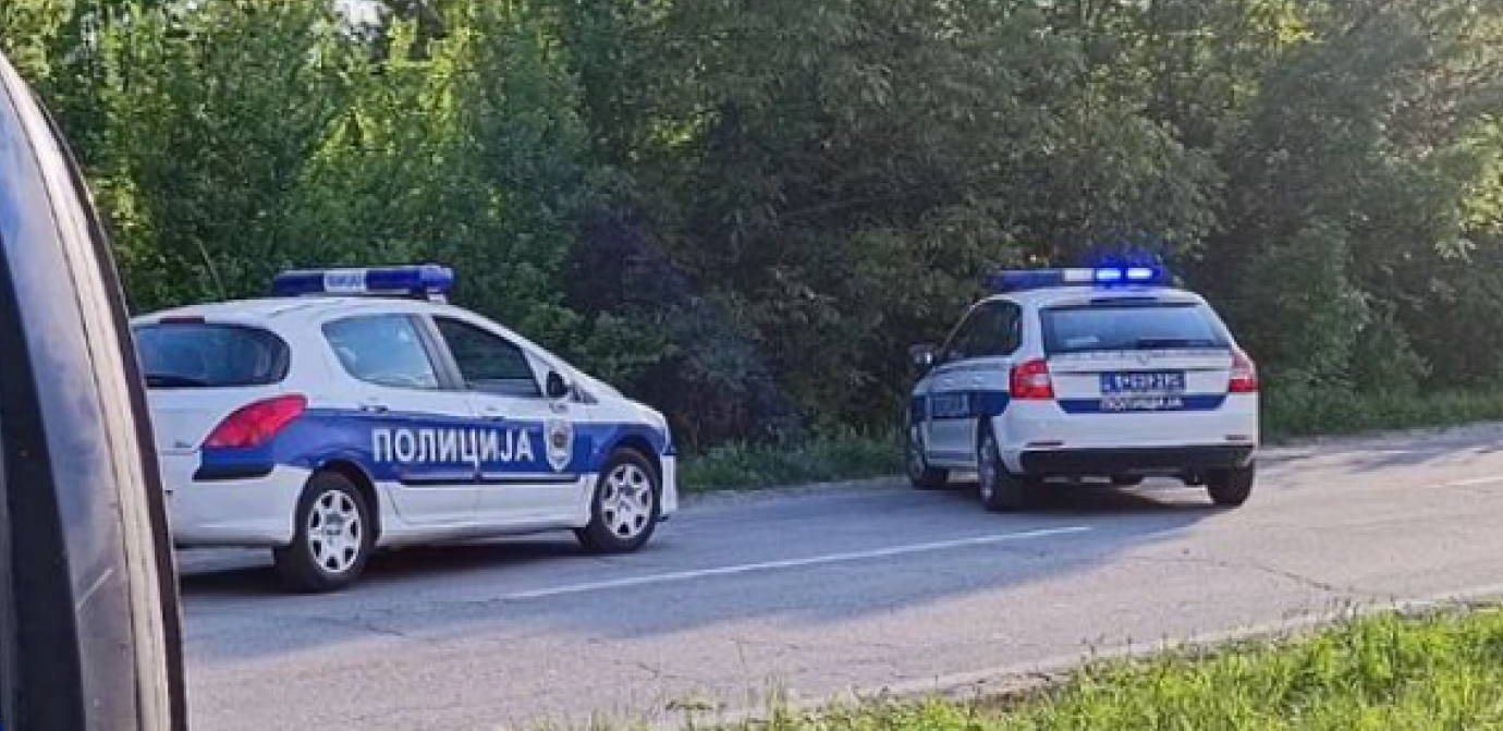 TEŽAK UDES NA ULAZU U ZRENJANIN Jedno vozilo završilo u suprotnoj traci, drugo  sletelo s puta(VIDEO)