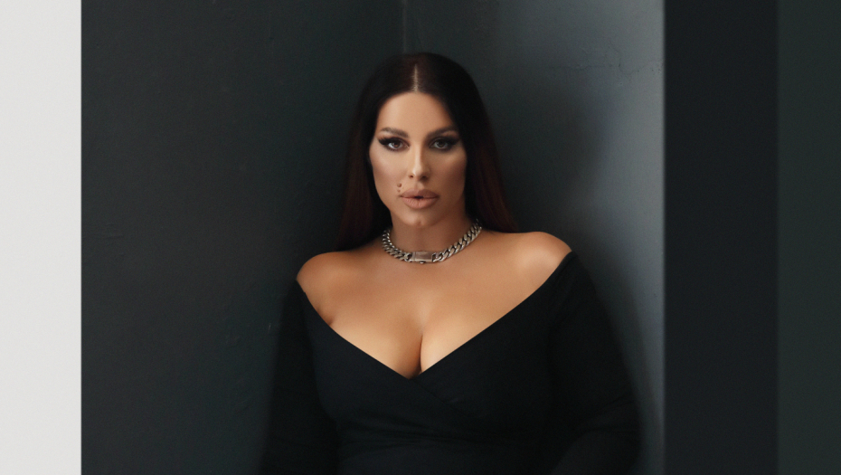 SEKA ALEKSIĆ SA SVOJIM SINOVIMA SKUPLJA KOKOŠIJA JAJA Pevačica je zasadila i svoju baštu