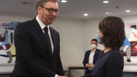 VUČIĆ SE SASTAO S BERBOKOVOM Predsednik u Berlinu razgovarao sa šeficom nemačke diplomatije