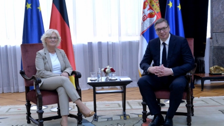 PREDSEDNIK VUČIĆ SE OBRATIO NARODU Pred Srbijom teška vremena, verujem da ćemo opstati i biti pouzdan partner (VIDEO)