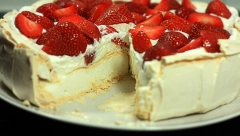 RECEPT ZA SLATKIŠ ZA KOJI SE UVEK TRAŽI PARČE VIŠE Pavlova torta jedna od natraženijih na internetu