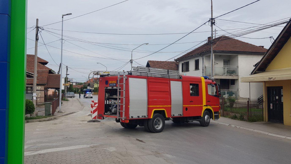 BUKTINJA NA BENZINSKOJ STANICI Automobil izgoreo u Novoj Varoši, vatrogasci sprečili veći incident (FOTO)