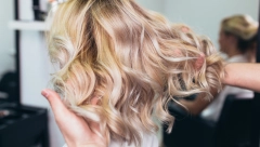 FRIZER TVRDI DA MNOGI POGREŠNO NANOSE LAK ZA KOSU: Oduzima volumen, a vlasi su slepljenje, evo šta je bolja varijanta