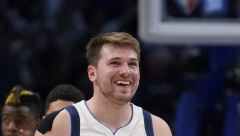 LUKA DONČIĆ UŽIVA U SVOM ODMORU Opušta se uz pivo, društvo i narodnjake: Kamere ga uhvatile kako svira na klaviru Bajin hit (FOTO/VIDEO)
