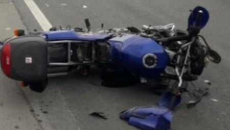 STRAVIČNA SAOBRAĆAJNA NESREĆA Motociklista se zakucao u automobil i poginuo na licu mesta!