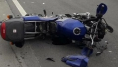 KARAMBOL NA PLAVOM MOSTU U sudaru automobila i motocikliste motor potpuno uništen
