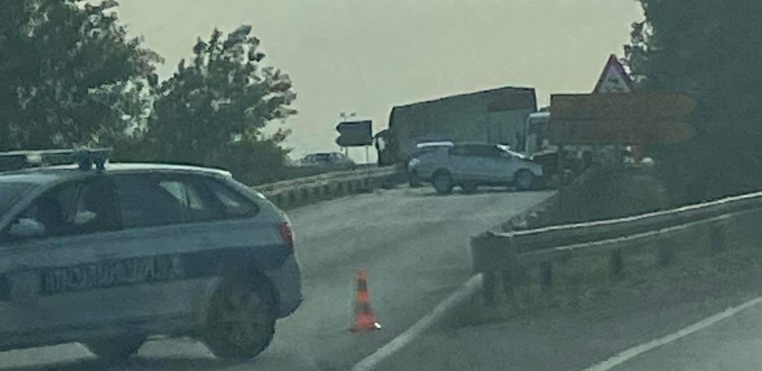 JEDNA OSOBA POGINULA, DVE POVREĐENE U TEŠKOM LANČANOM UDESU Fotografije sa lica mesta tragične saobraćajne nesreće kod Požarevca (FOTO)