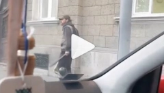 DRAMA KOD SABORNE CRKVE Mlađi muškarac metalnom šipkom sumanuto nasrće na vozače