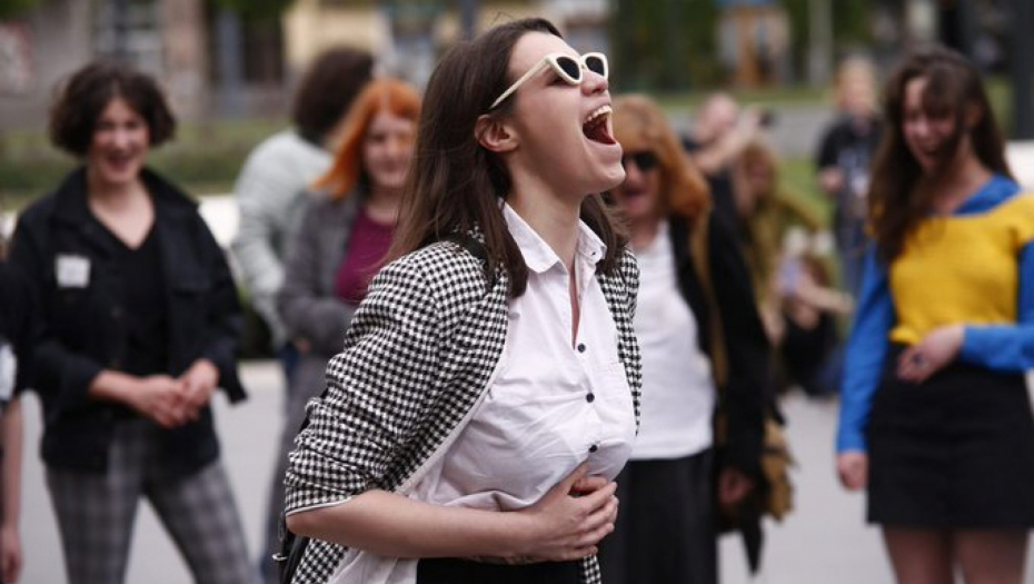 URLAJ, SKIČI, VRIŠTI, CVILI... Žene okupljene ispred spomenika Stefana Nemanji brutalno napadnute - "Satanistička predstava", "Umesto da rađaju decu"