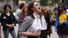 URLAJ, SKIČI, VRIŠTI, CVILI... Žene okupljene ispred spomenika Stefana Nemanji brutalno napadnute - "Satanistička predstava", "Umesto da rađaju decu"