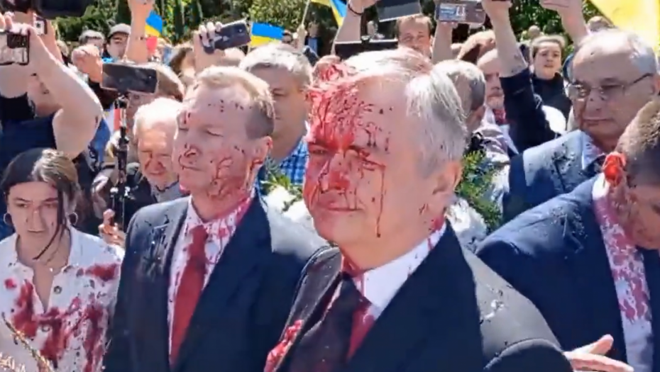 NAPADNUT RUSKI AMBASADOR Ludilo i histerija u Poljskoj, oskrnavljeno i groblje sovjetskih vojnika (VIDEO)