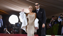 ZBOG OVOGA JE SKRIVALA LEĐA Istina o haljini Merlin Monro koju je nosila Kim Kardašijan izašla je na videlo (VIDEO)