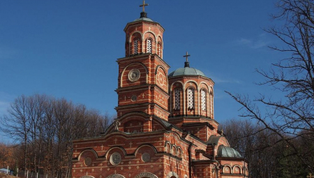 PRAVO MESTO ZA HODOČAŠĆE Čudotvorna izlečenja vode do manastira Đunis