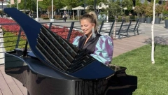 ANDRIJANA ARLEN SNIMILA "POBEDNIČKI MARŠ" Premijera kompozicije i spota pijanistkinje u čast prohujalih vremena i pobede (FOTO/VIDEO)