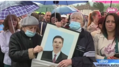 NESVAKIDAŠNJI POKLON ZA PREDSEDNIKA Dve gospođe donele naslikanog Vučića, svi su gledali samo u njih (FOTO)
