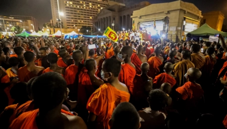 DEMOSTRANTI ZAHTEVAJU OSTAVKU PREDSEDNIKA GOTABAJE RADŽAPAKSA Vlasti Šri Lanke rasporedile vojsku na ulicama Kolomba