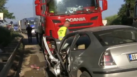 UDES NA KRUŽNOM PUTU Sudarili se automobil i kamion, jedna osoba teško povređena