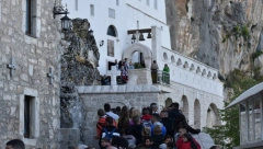 ANĐEO JOJ JE REKAO "DOĐI K MENI" Slepa devojčica koju je otac ostavio na pruzi, progledala pod Ostrogom