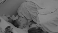 PALA VRELA AKCIJA Mina i Mateja se prepustili intimnim dodirima ispod pokrivača, sve pucalo od strasti (VIDEO)