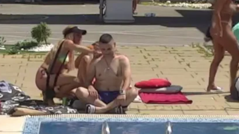 PALI PRVI DODIRI Marijana ispipala Bebicu pred svima, on se topio u njenim rukama (VIDEO)