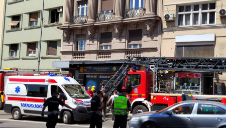 PRVE FOTOGRAFIJE SA LICA MESTA Veliki požar u zgradi na Zelenom vencu, u toku je akcija spasavanja stanara (FOTO/VIDEO)
