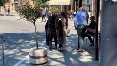 BIVŠA ŽENA NAPUSTILA SAHRANU Lana sa decom morala da ode sa groblja (FOTO)