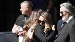 SLOMLJENE OD BOLA Nikolina i Ristovićeva bivša supruga uplakane teše jedna drugu nakon sahrane (FOTO)