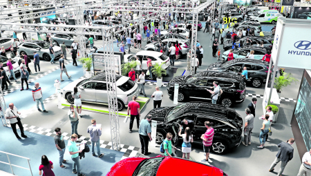 ALO! NA SAJMU AUTOMOBILA Posetioci gledaju nove modele, a još više lepe promoterke: Najskuplji auto od 183.000 evra još čeka kupca (VIDEO)