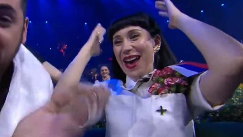 OVO NISTE VIDELI U PRENOSU UŽIVO Nesvakidašnja reakcija strane publike u dvorani nakon što je proglašeno da Srbija ide u finale (VIDEO)