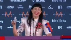 EVROPA JE ODUŠEVLJENA Novinar ogrnut srpskom zastavom postavio pitanje Konstrakti, a njen odgovor će se prepričavati