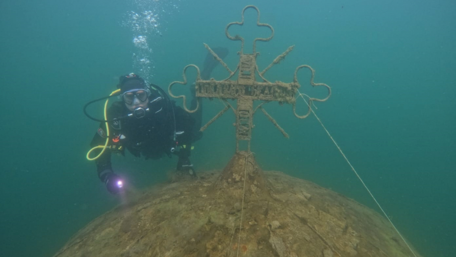 OVAKO IZGLEDA POTOPLJENA GRAČANICA Hrabri sportisti odlučili se na nesvakidašnji zaron, ostali zatečeni prizorima srpske svetinje pod vodom (FOTO)(VIDEO)