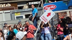 POGLEDAJ U KAMERU Alo! devojka ima zanimljivu poruku