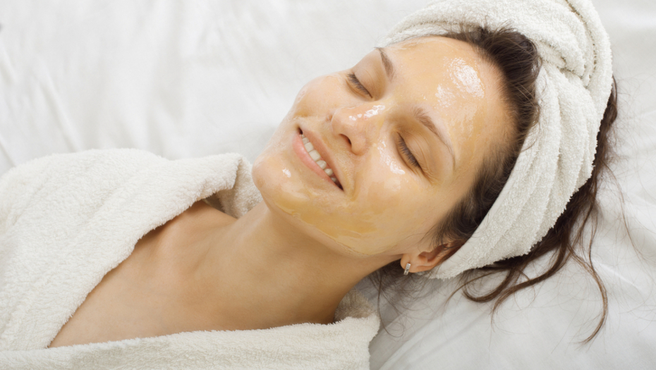 NAPRAVITE SAMI MASKU ZA ČIŠĆENJE LICA Potrebna su vam tri sastojka koja imate u kuhinji i samo pet minuta