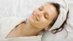 Umiruje upalne procese: Maska od meda za eliminisanje akni