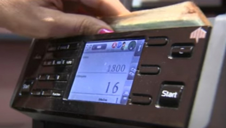 PREVARANTKINJA DVA PUTA UŠLA U BANKU SA LAŽNOM LIČNOM! Opelješila s tuđeg računa 1,3 miliona evra - za policiju njen identitet misterija!