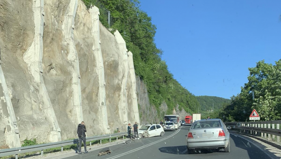 SAOBRAĆAJNA NEZGODA NA MAGISTRALNOM PUTU BAR-PODGORICA Povređeno četvoro Srba, kilometarske kolone na putu