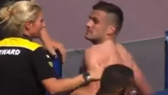 SKANDAL U HOLANDIJI Tadić hteo da pokloni dres navijaču, obezbeđenje krenulo na njega (VIDEO)